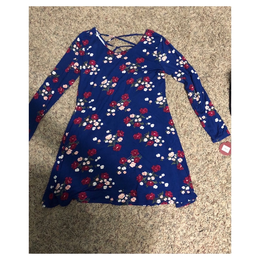 Cute floral print dress.